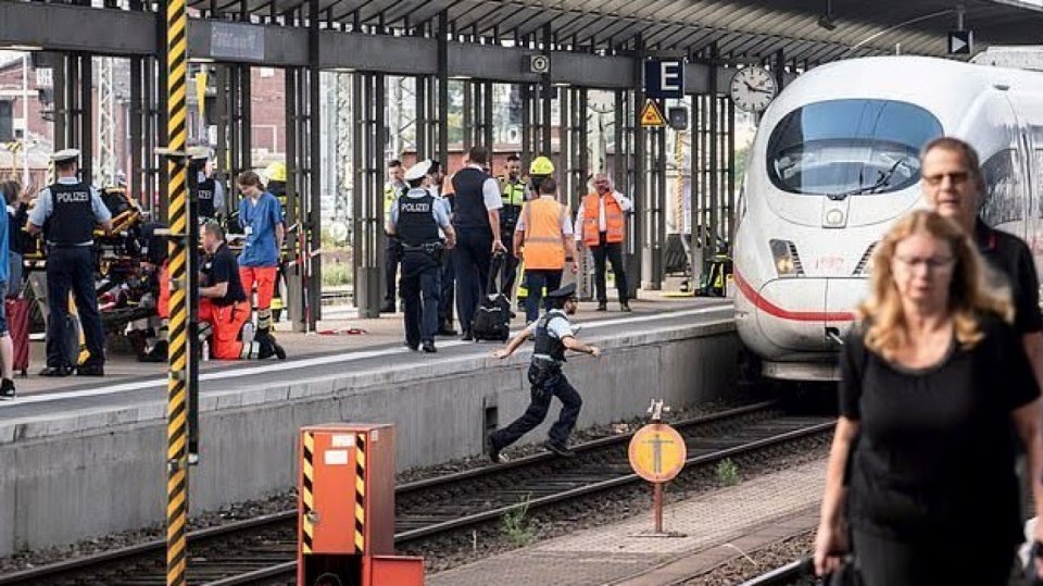 Frankfurtské nádraží krátce po sražení německého chlapce